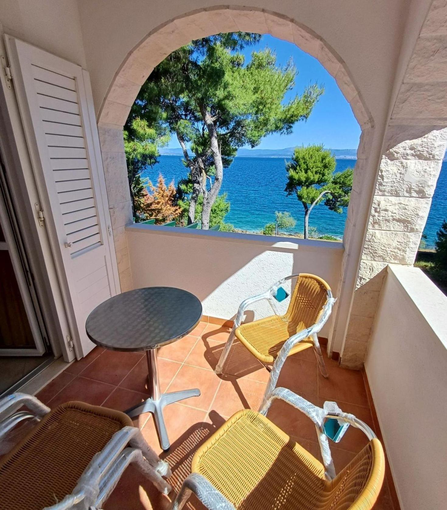 Apartments Villa La Riva - Seafront Accommodation Sutivan Exterior photo