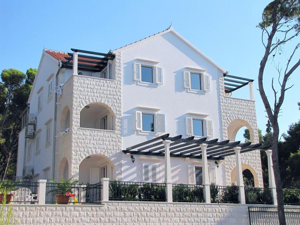 Apartments Villa La Riva - Seafront Accommodation Sutivan Room photo