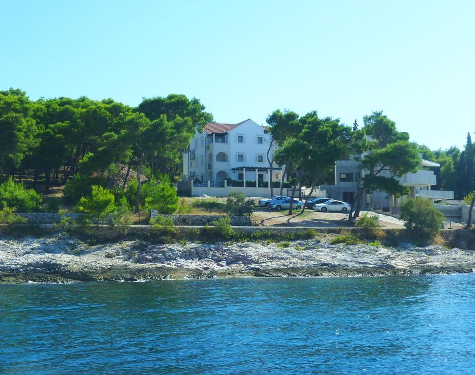 Apartments Villa La Riva - Seafront Accommodation Sutivan Exterior photo